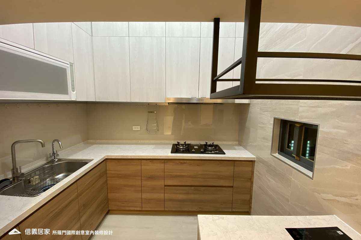 米色廚房室內裝潢設計，包括流理台、中島裝潢圖片