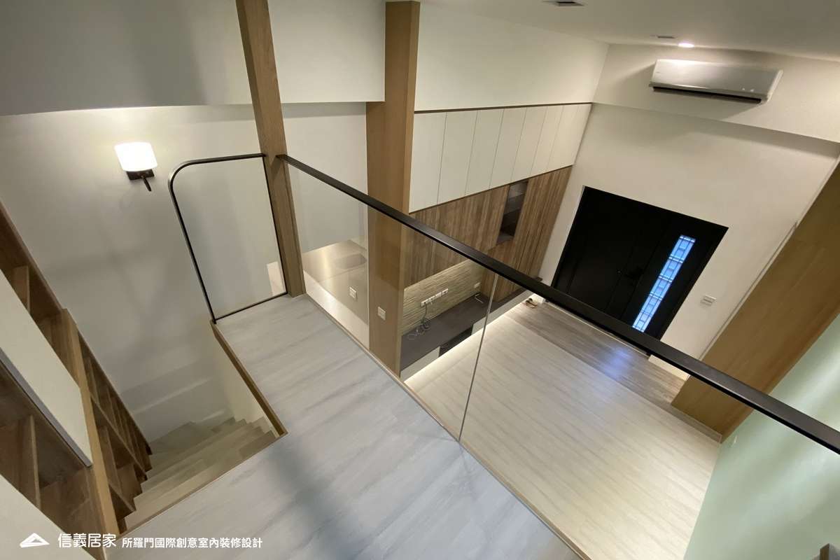 米色樓梯,米色樓中樓室內裝潢設計，包括收納櫃、電視櫃、樓梯裝潢圖片
