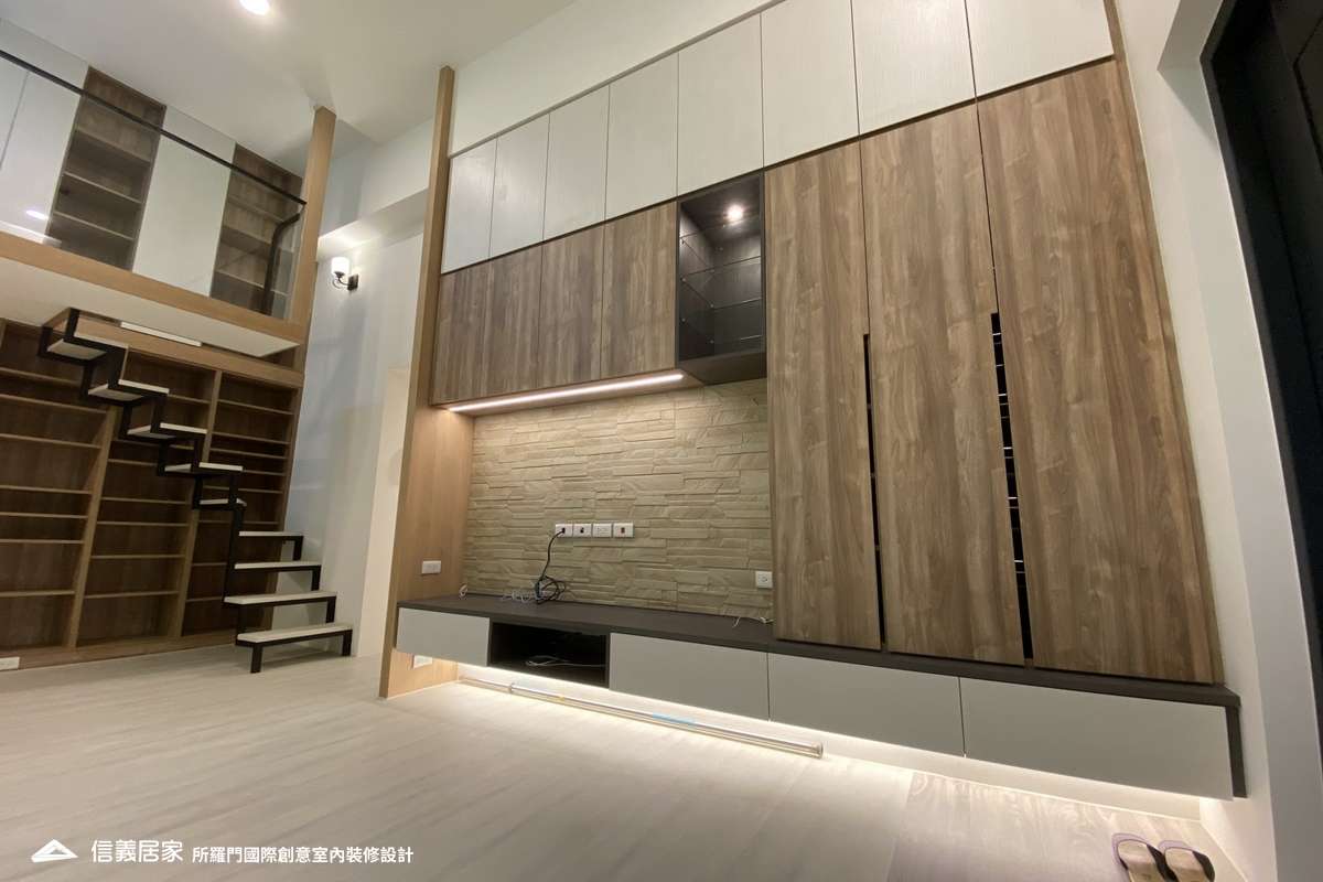 米色客廳,米色樓中樓室內裝潢設計，包括收納櫃、矮櫃、展示櫃、置物櫃、樓梯裝潢圖片