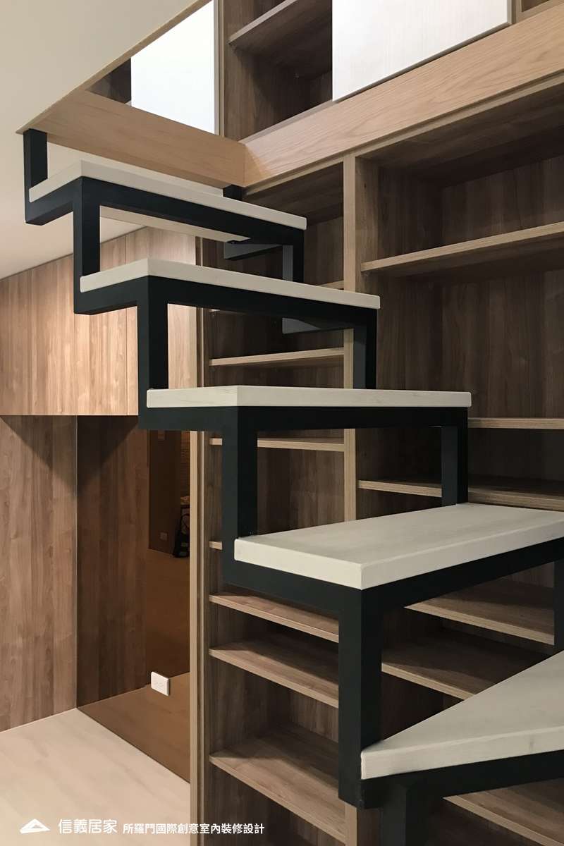 米色樓梯,米色樓中樓室內裝潢設計，包括收納櫃、書櫃、樓梯裝潢圖片