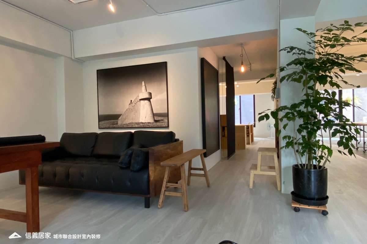 白色商業空間,白色辦公室室內裝潢設計，包括沙發、茶几、椅子裝潢圖片