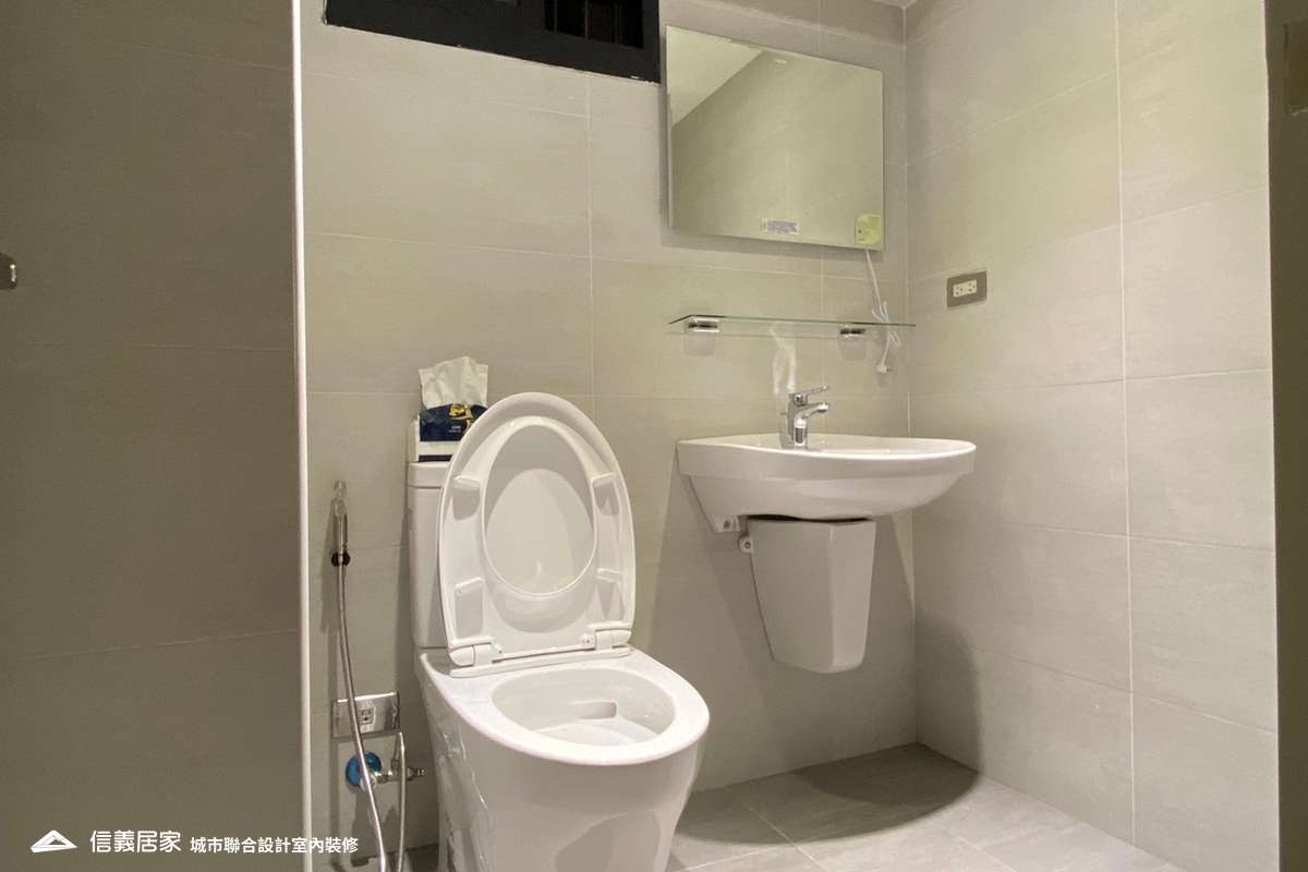 白色浴室室內裝潢設計，包括鏡子、洗手台、馬桶裝潢圖片