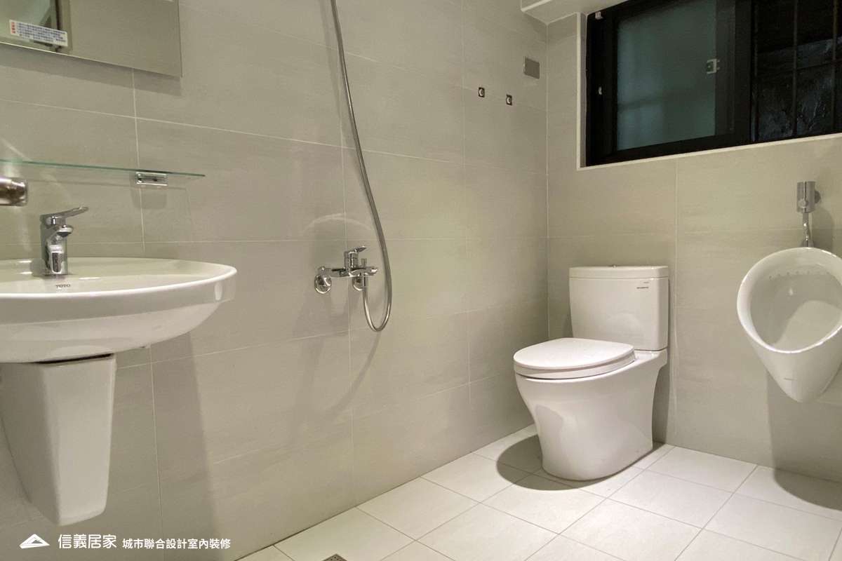 白色浴室室內裝潢設計，包括鏡子、洗手台、馬桶裝潢圖片