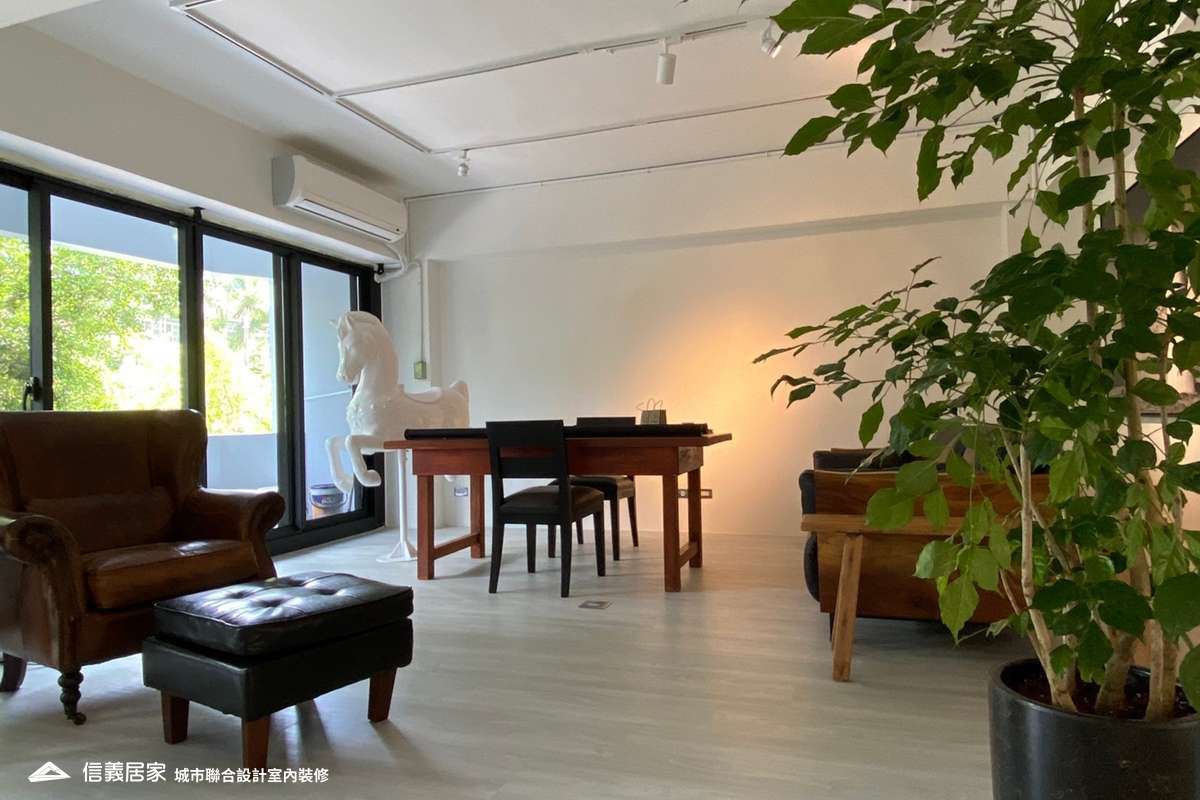 白色商業空間,白色辦公室室內裝潢設計，包括沙發、茶几、椅子、辦公桌裝潢圖片