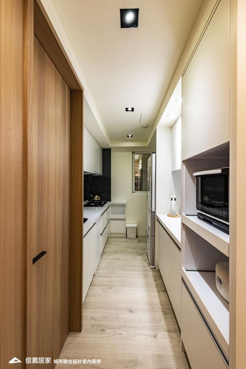 白色廚房室內裝潢設計，包括收納櫃、流理台、矮櫃、置物櫃裝潢圖片