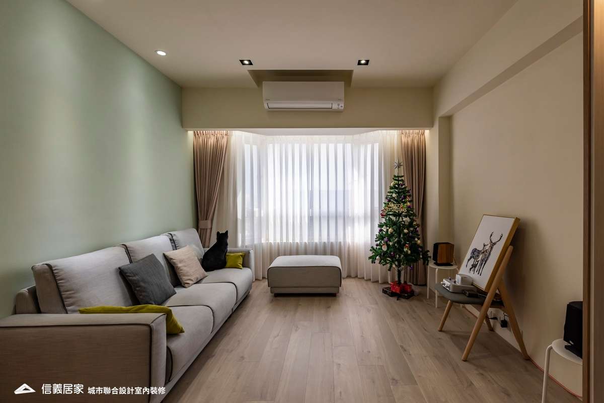 白色客廳室內裝潢設計，包括窗簾、沙發裝潢圖片