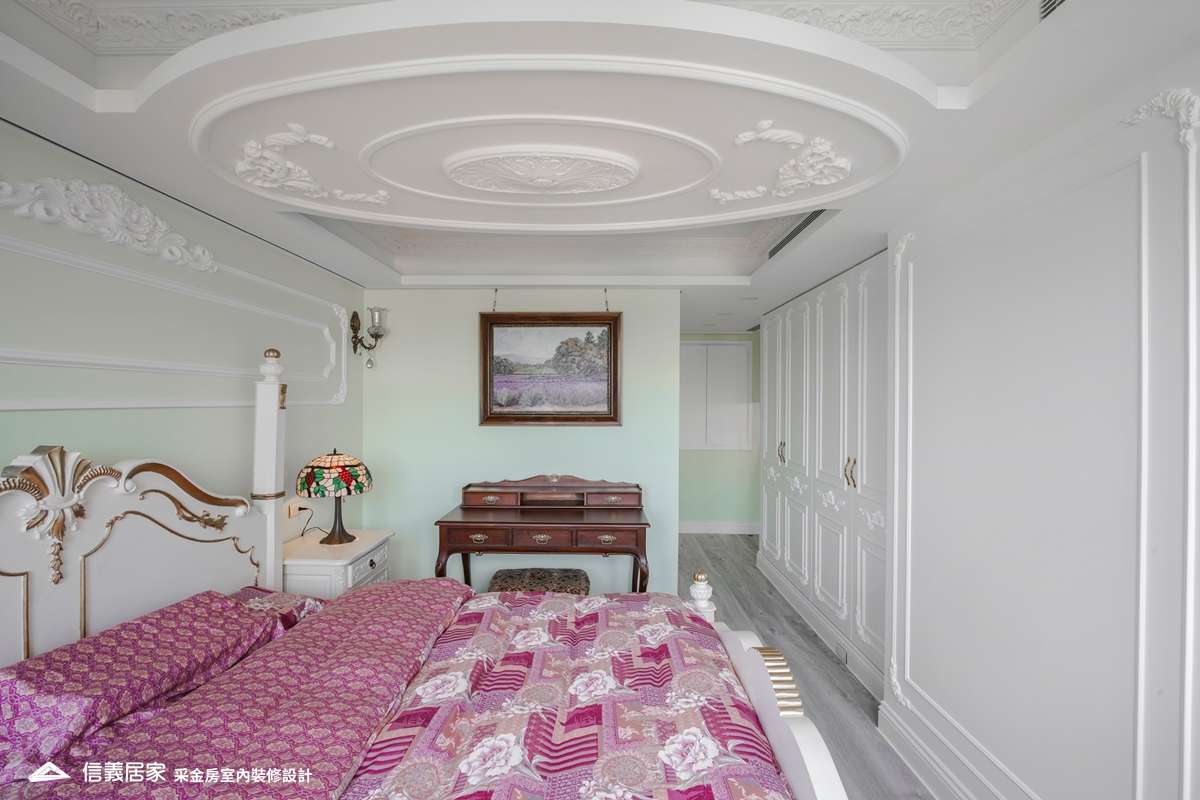 白色臥室室內裝潢設計，包括床、收納櫃、置物櫃裝潢圖片