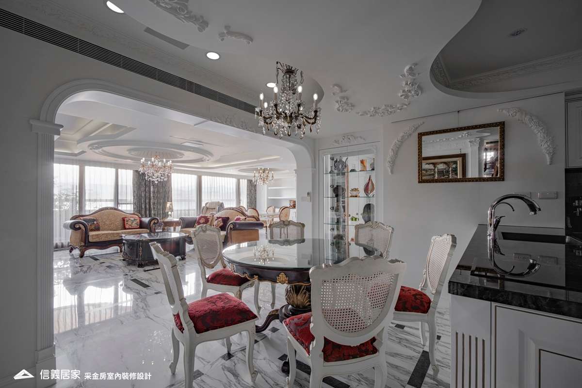 白色餐廳室內裝潢設計，包括吊燈、餐桌、鏡子、餐椅、中島裝潢圖片