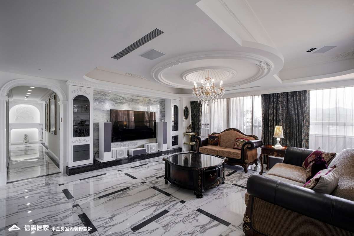 白色客廳室內裝潢設計，包括窗簾、沙發、茶几、吊燈、電視牆裝潢圖片