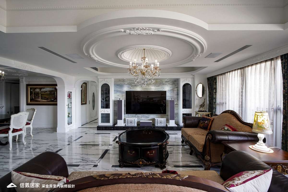 白色客廳室內裝潢設計，包括窗簾、沙發、茶几、吊燈、電視牆裝潢圖片