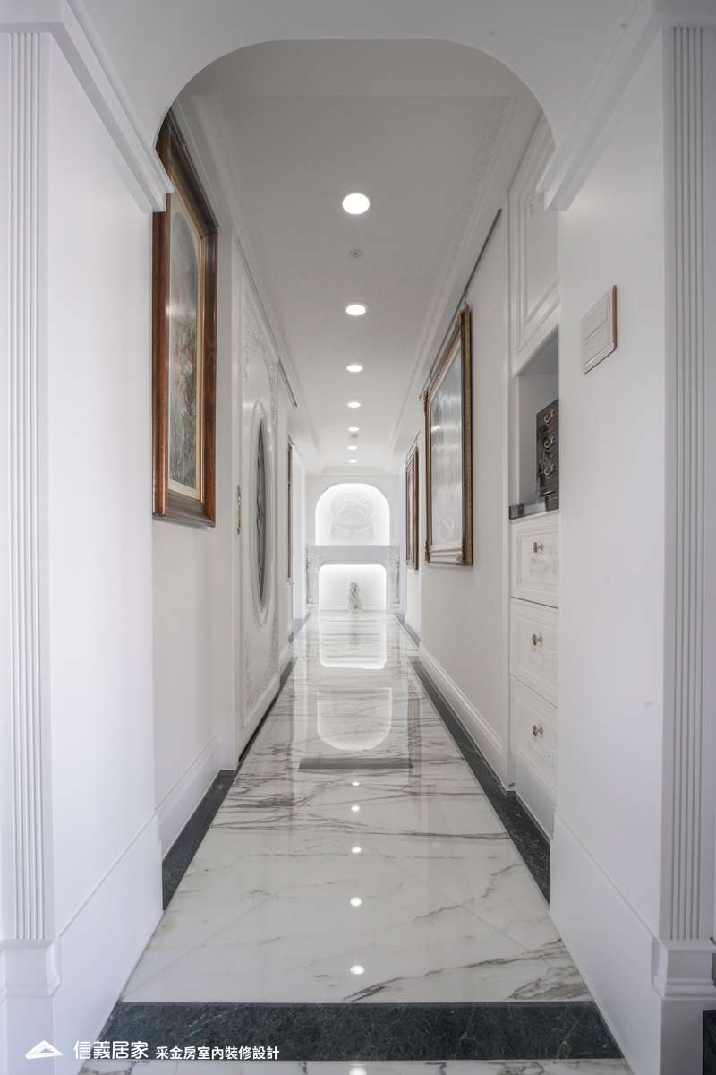 白色走道室內裝潢設計，包括收納櫃、矮櫃、置物櫃裝潢圖片