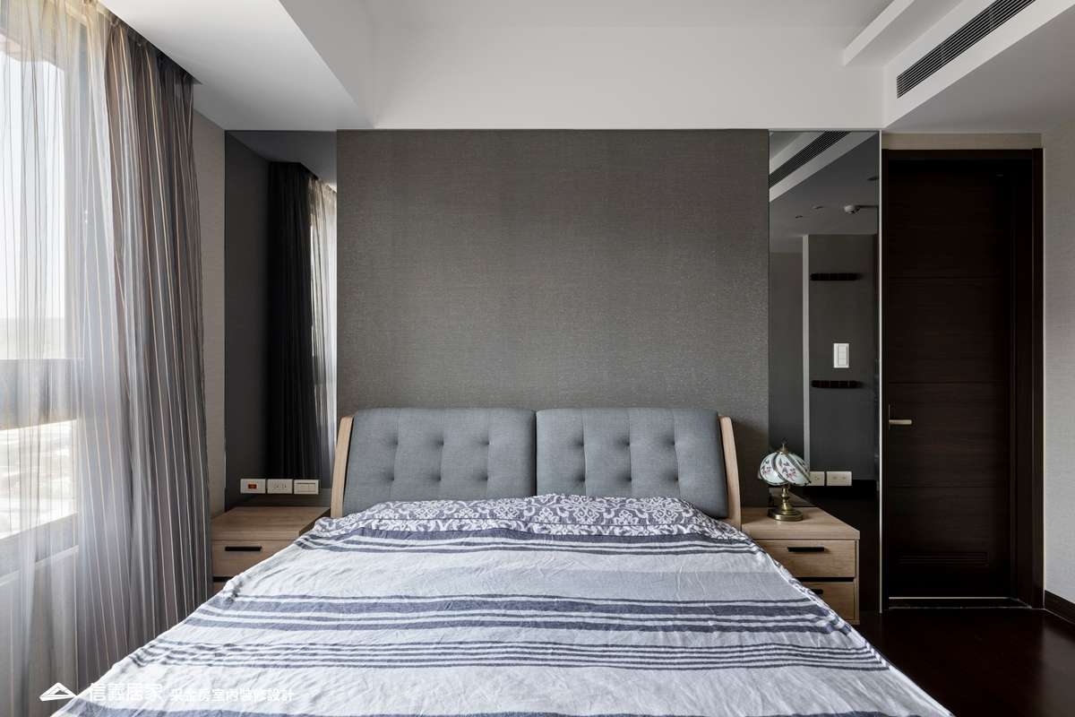 黑白臥室室內裝潢設計，包括窗簾、床頭主牆、床頭櫃、置物櫃裝潢圖片