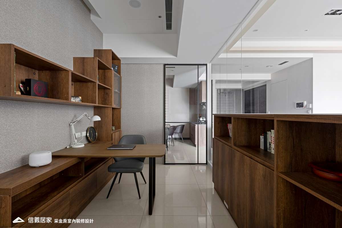 灰色書房室內裝潢設計，包括展示櫃、書桌、書櫃、置物櫃裝潢圖片
