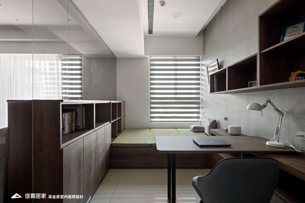 灰色書房室內裝潢設計，包括收納櫃、書櫃、置物櫃、辦公桌、臥榻裝潢圖片