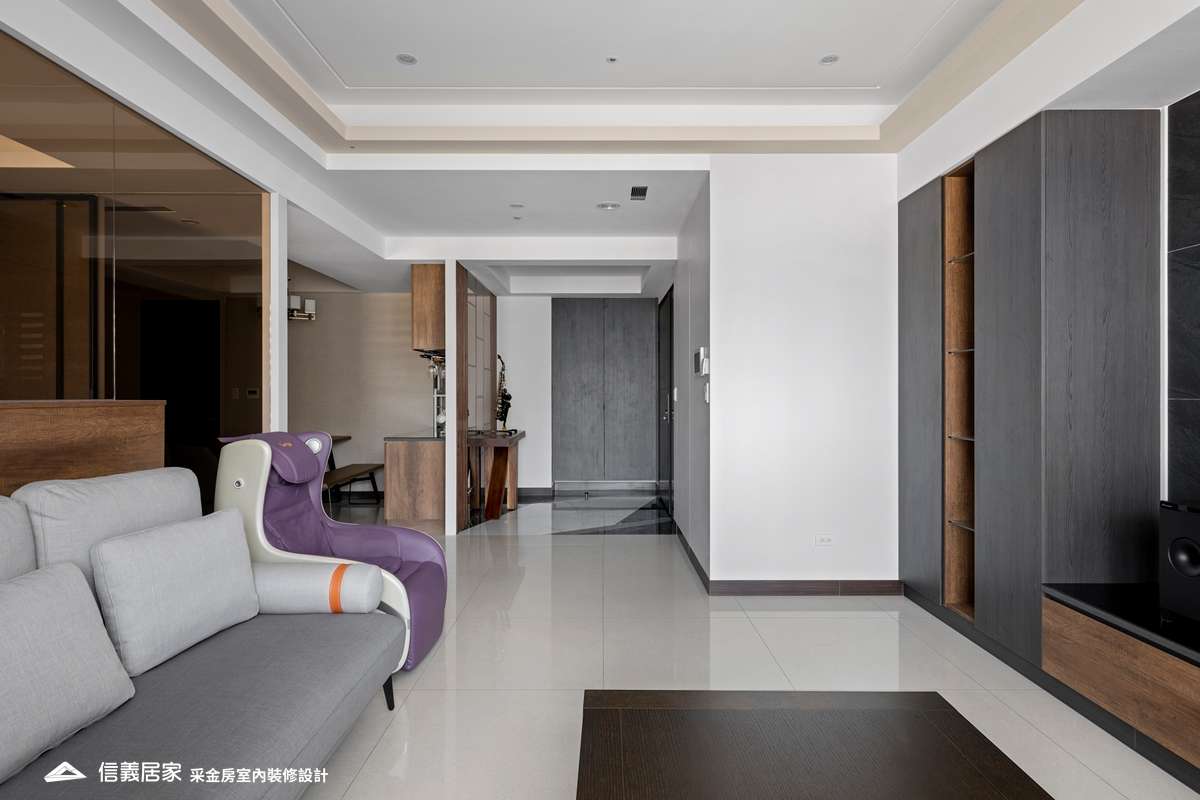 白色客廳,白色玄關室內裝潢設計，包括沙發、展示櫃、沙發牆、置物櫃裝潢圖片