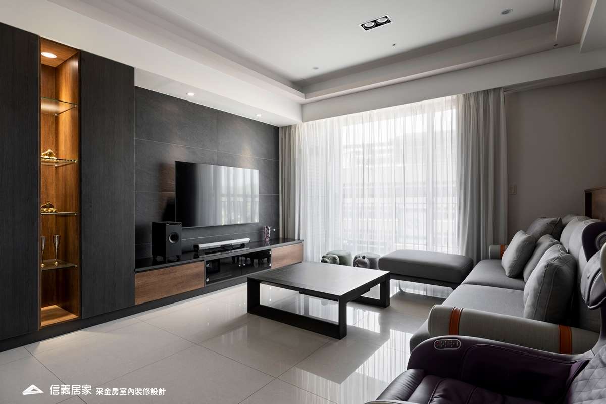 黑色客廳室內裝潢設計，包括窗簾、沙發、茶几、電視牆、展示櫃裝潢圖片