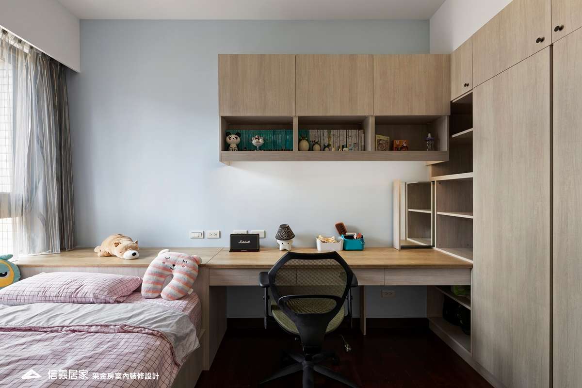 藍色臥室室內裝潢設計，包括窗簾、床、收納櫃、書桌、床頭櫃、置物櫃裝潢圖片