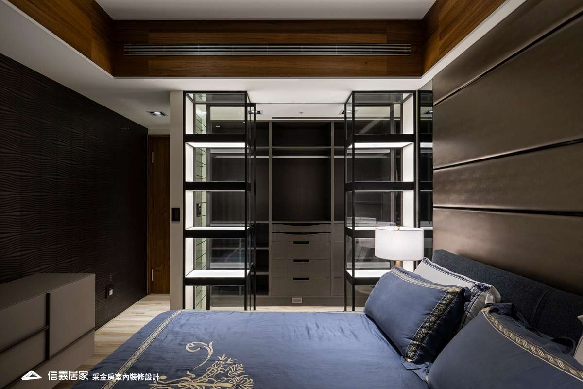 黑色臥室室內裝潢設計，包括床、矮櫃、置物櫃裝潢圖片