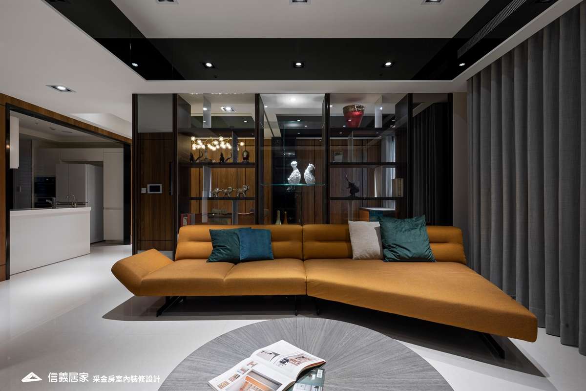 白色客廳室內裝潢設計，包括沙發、茶几、展示櫃、沙發牆裝潢圖片