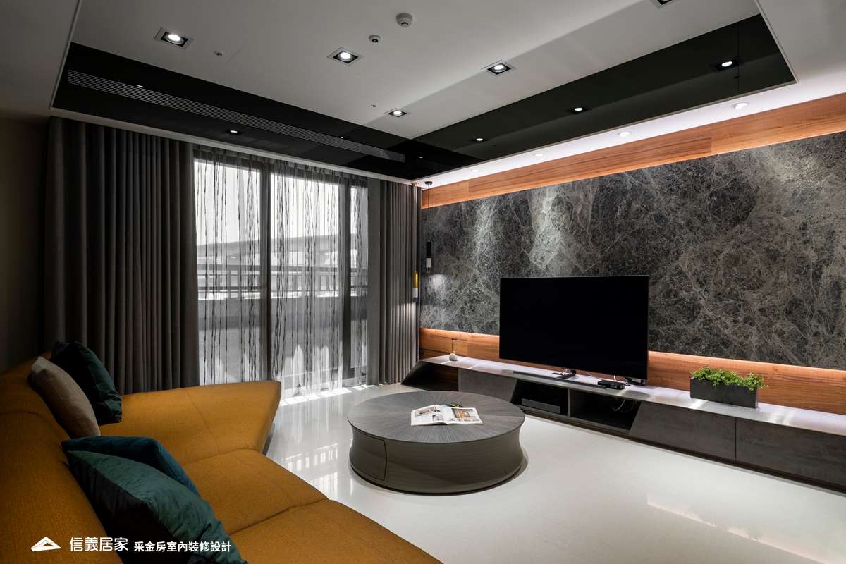 黑白客廳室內裝潢設計，包括窗簾、沙發、茶几、電視牆、置物櫃裝潢圖片