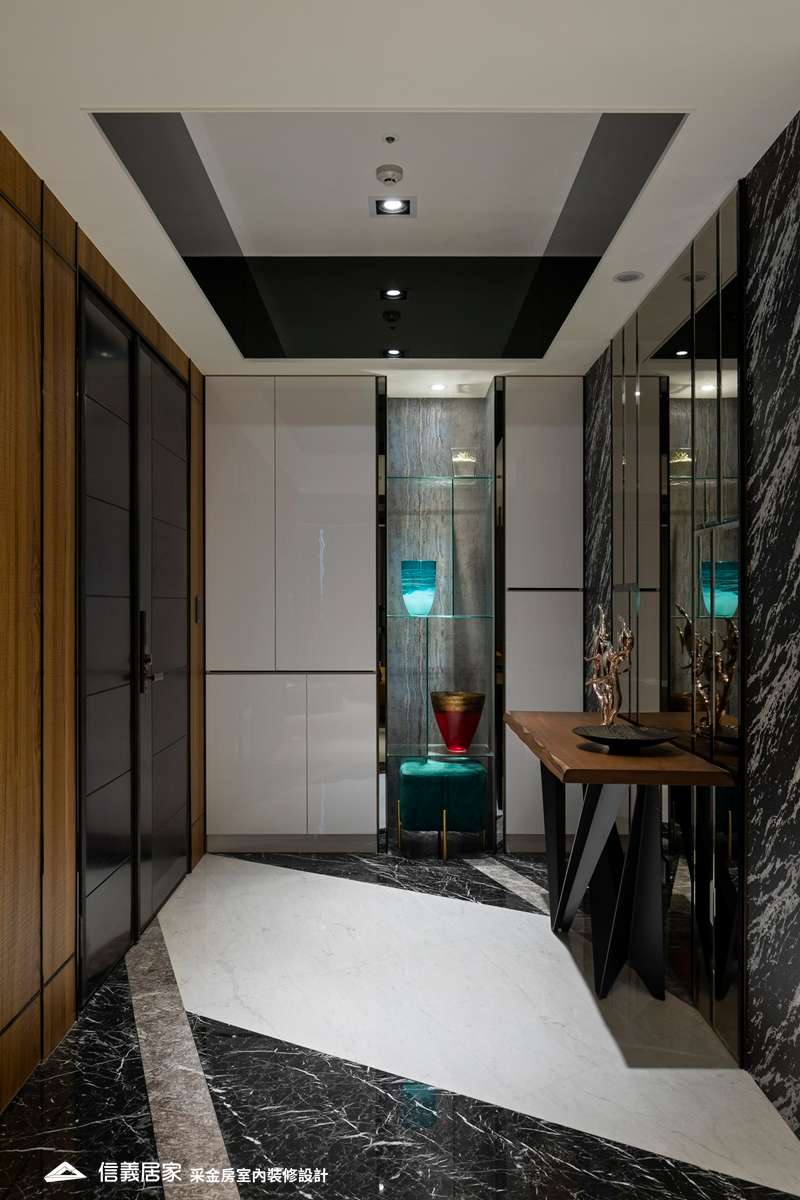 黑白玄關室內裝潢設計，包括展示櫃、置物櫃裝潢圖片