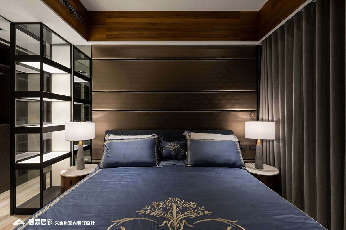 黑色臥室室內裝潢設計，包括窗簾、床、床頭主牆、展示櫃、床頭櫃裝潢圖片