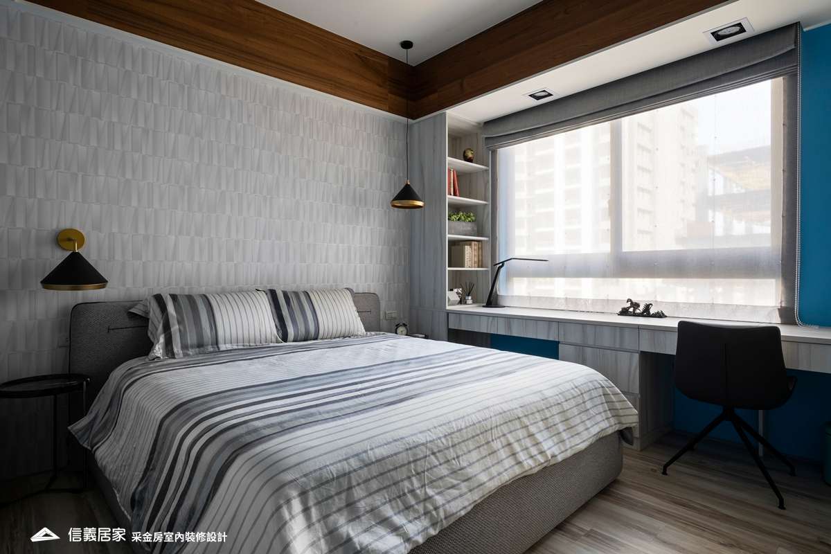 藍色臥室室內裝潢設計，包括窗簾、床、燈具、展示櫃、壁燈、置物櫃裝潢圖片