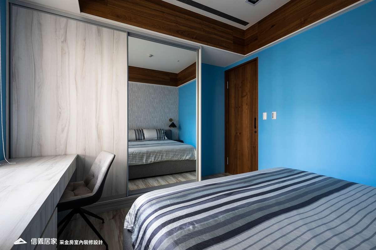 藍色臥室室內裝潢設計，包括床、置物櫃裝潢圖片