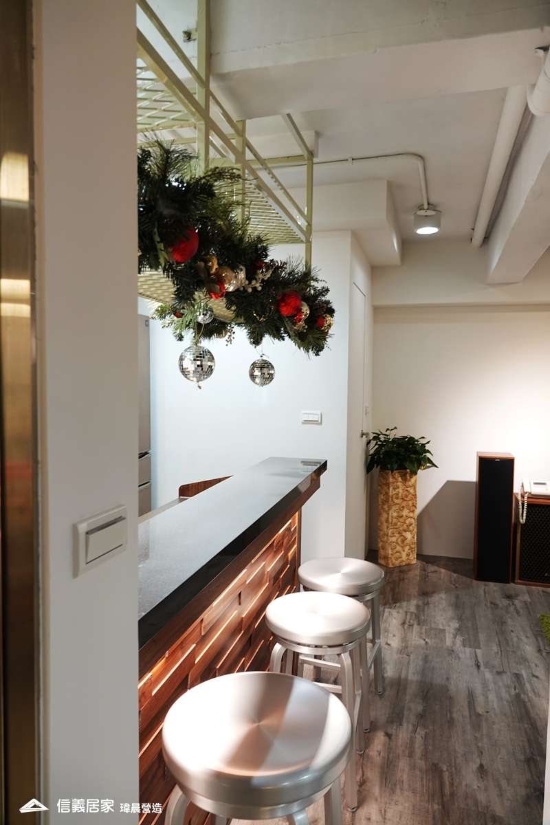 白色餐廳室內裝潢設計，包括吧台裝潢圖片