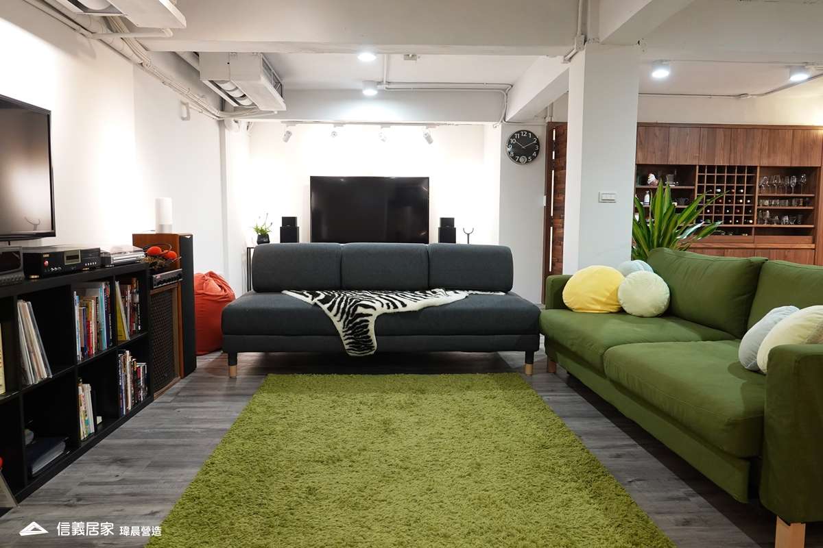 白色客廳室內裝潢設計，包括沙發、椅子、矮櫃、地毯裝潢圖片