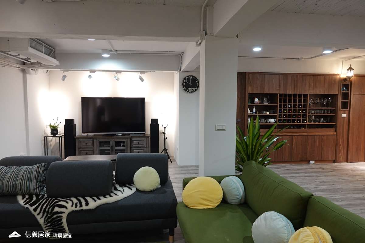 白色客廳室內裝潢設計，包括沙發、電視櫃、音響裝潢圖片