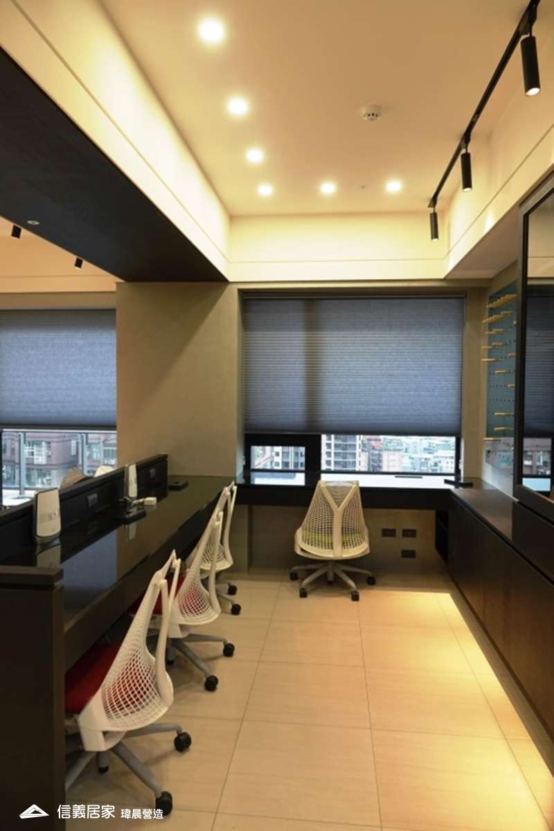 白色視聽室室內裝潢設計，包括椅子、置物櫃裝潢圖片