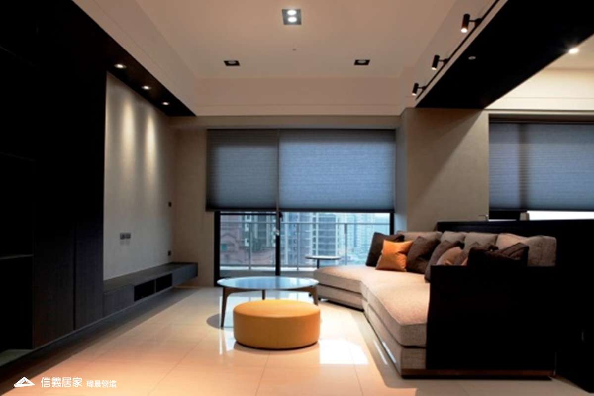 白色客廳室內裝潢設計，包括窗簾、沙發、茶几裝潢圖片