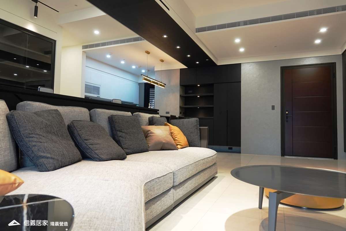 白色客廳室內裝潢設計，包括沙發、茶几、置物櫃裝潢圖片