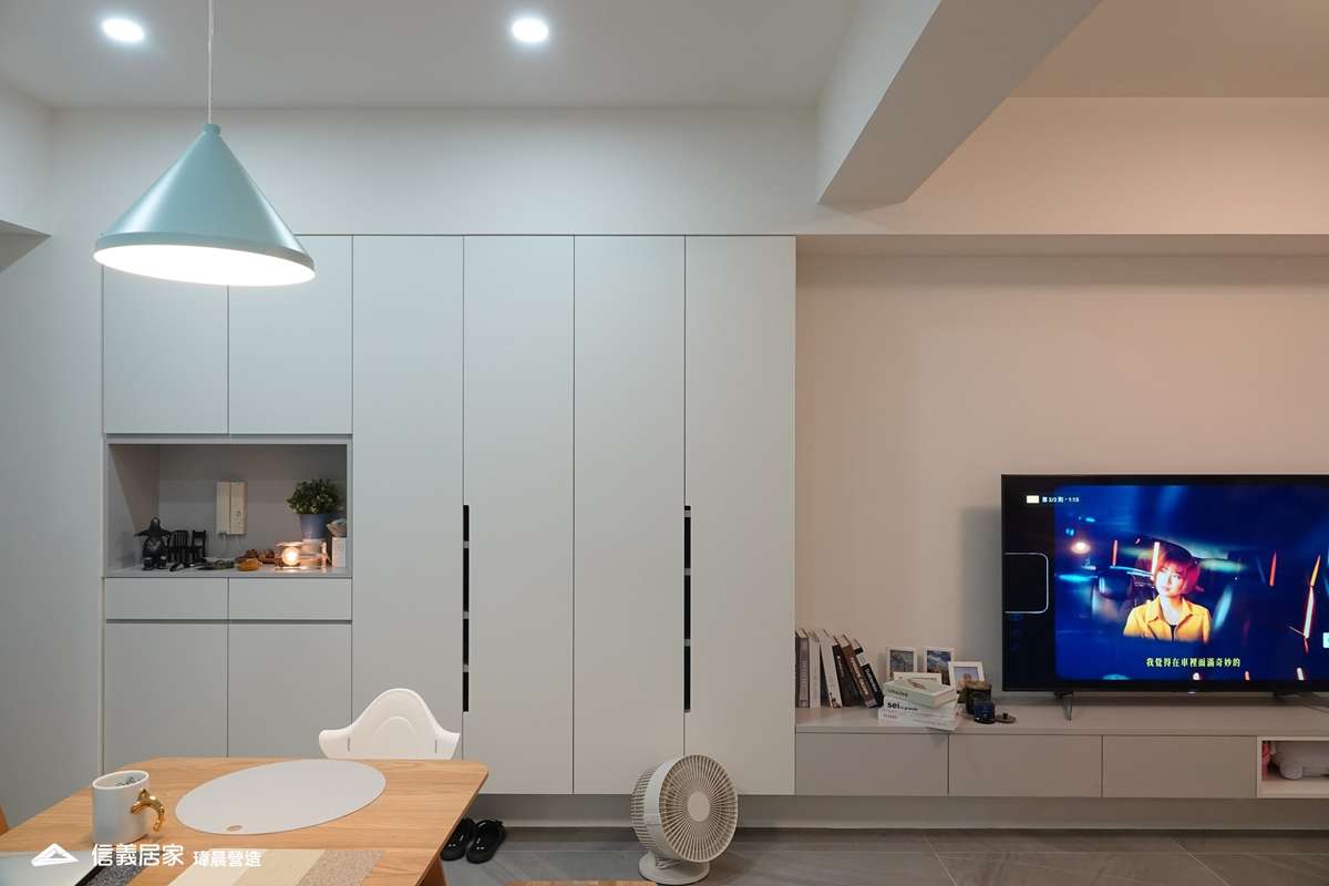 白色玄關室內裝潢設計，包括收納櫃、電視櫃裝潢圖片