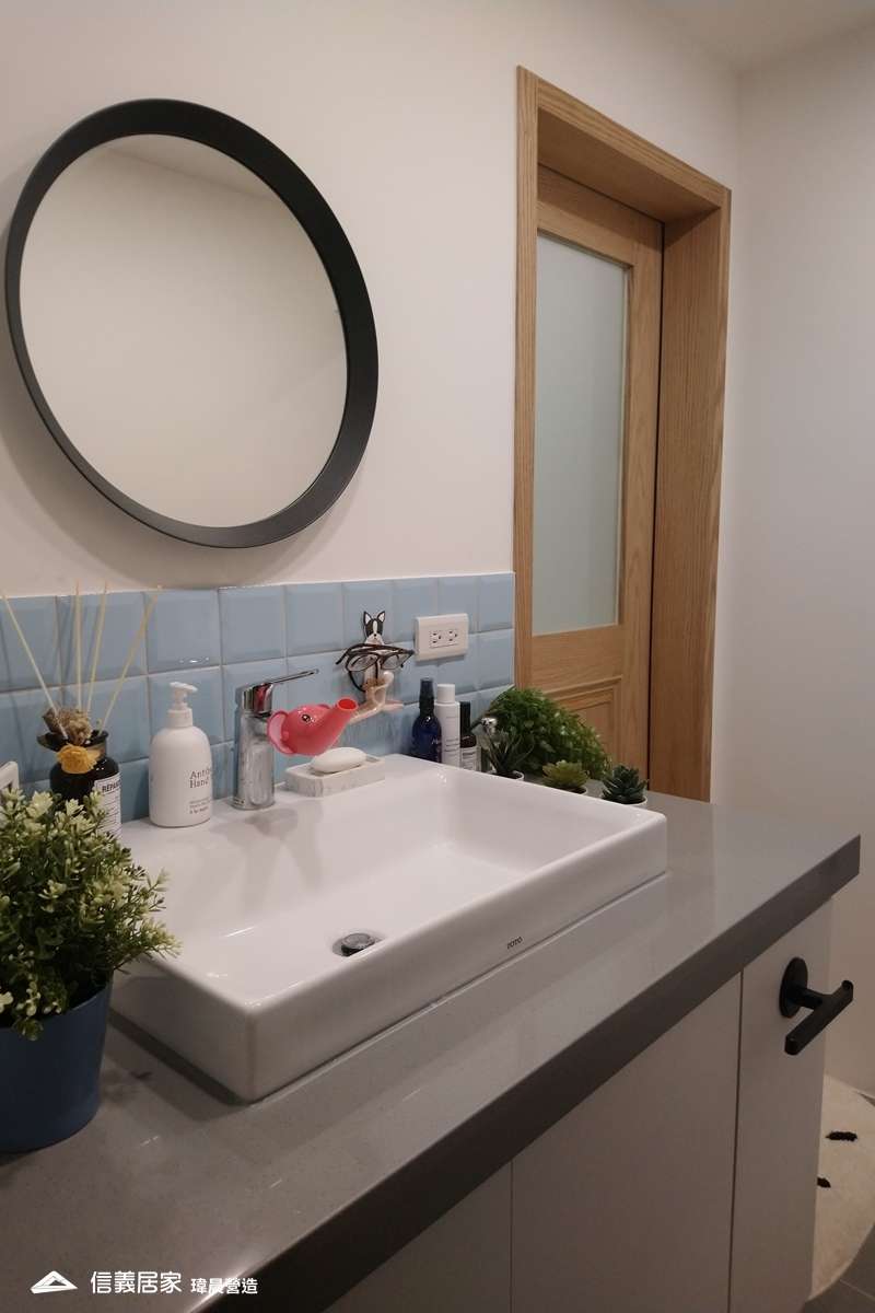 白色浴室室內裝潢設計，包括洗手台裝潢圖片