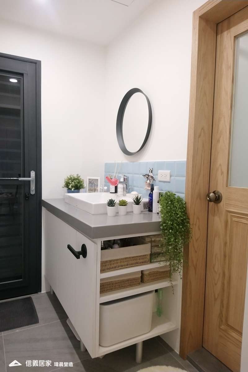 白色浴室室內裝潢設計，包括洗手台、置物櫃裝潢圖片