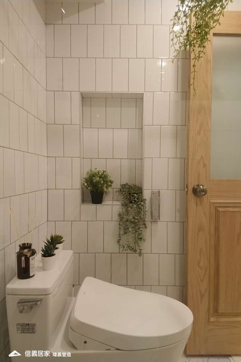 白色浴室室內裝潢設計，包括馬桶裝潢圖片