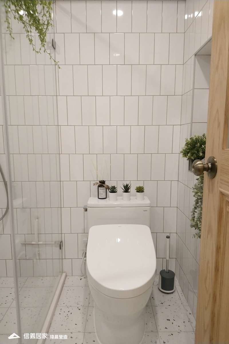 白色浴室,白色乾濕分離室內裝潢設計，包括淋浴/花灑、馬桶裝潢圖片