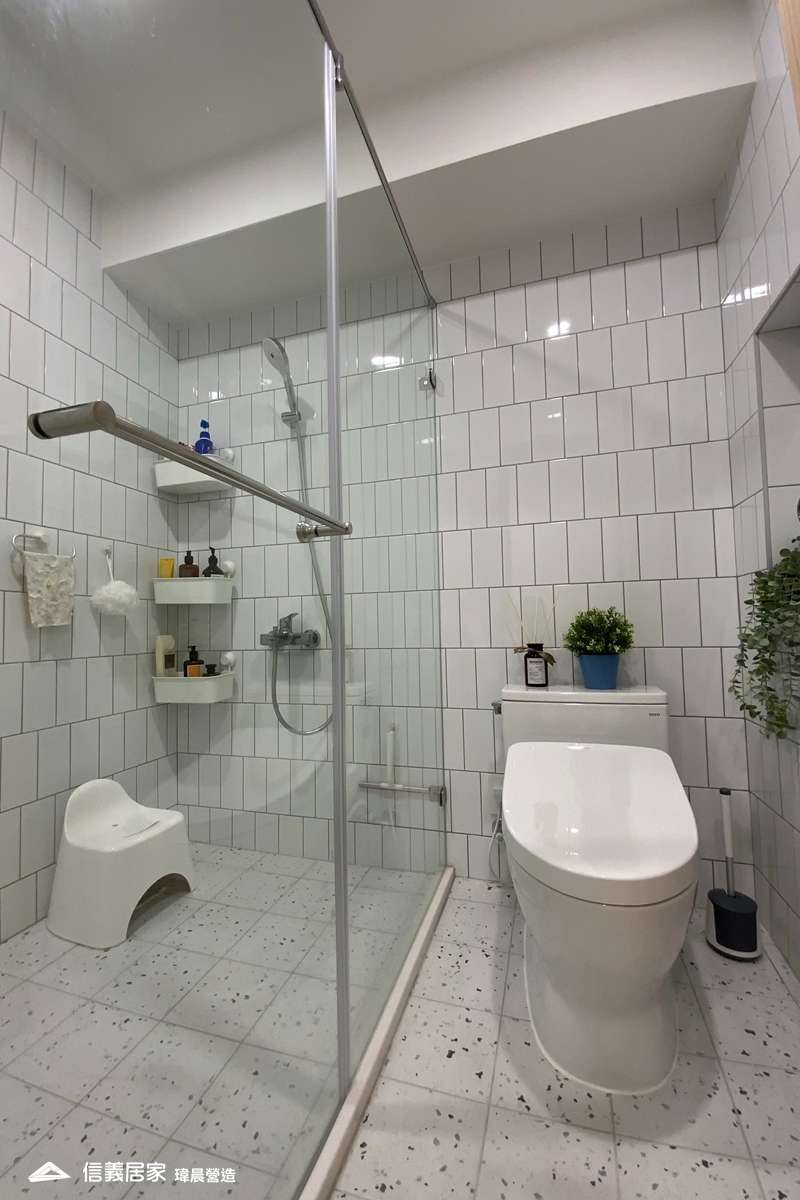 白色浴室,白色乾濕分離室內裝潢設計，包括淋浴/花灑、馬桶裝潢圖片