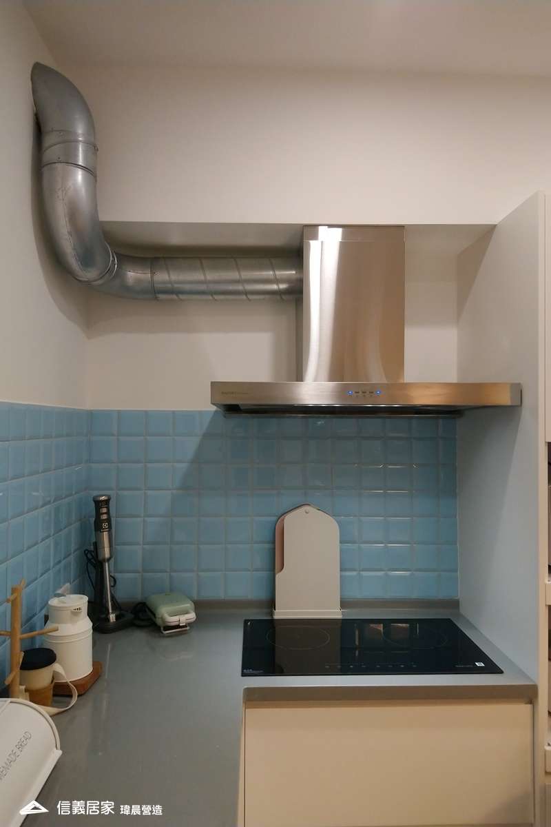 藍色廚房室內裝潢設計，包括磁磚、流理台裝潢圖片
