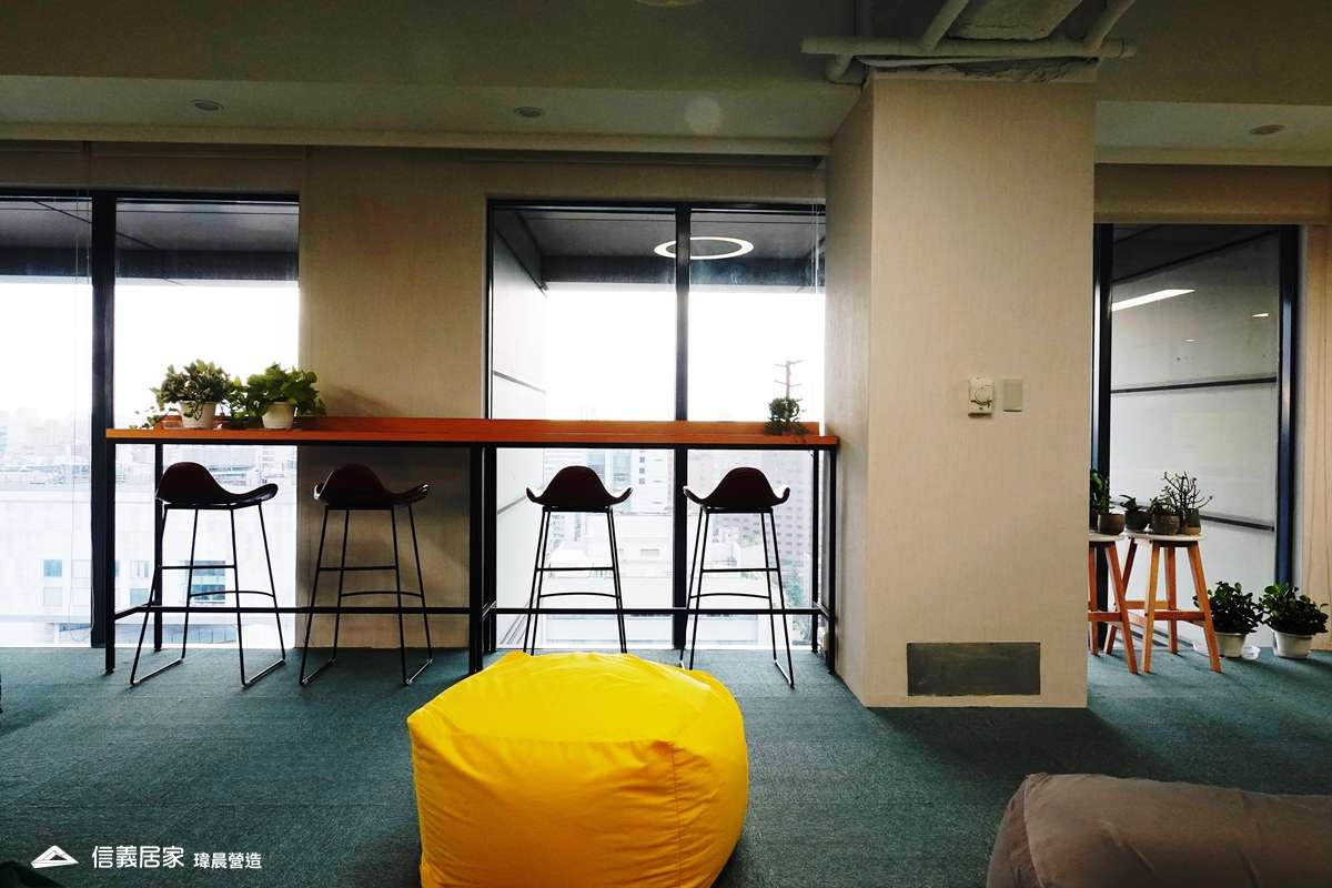 白色辦公室室內裝潢設計，包括椅子、地毯裝潢圖片