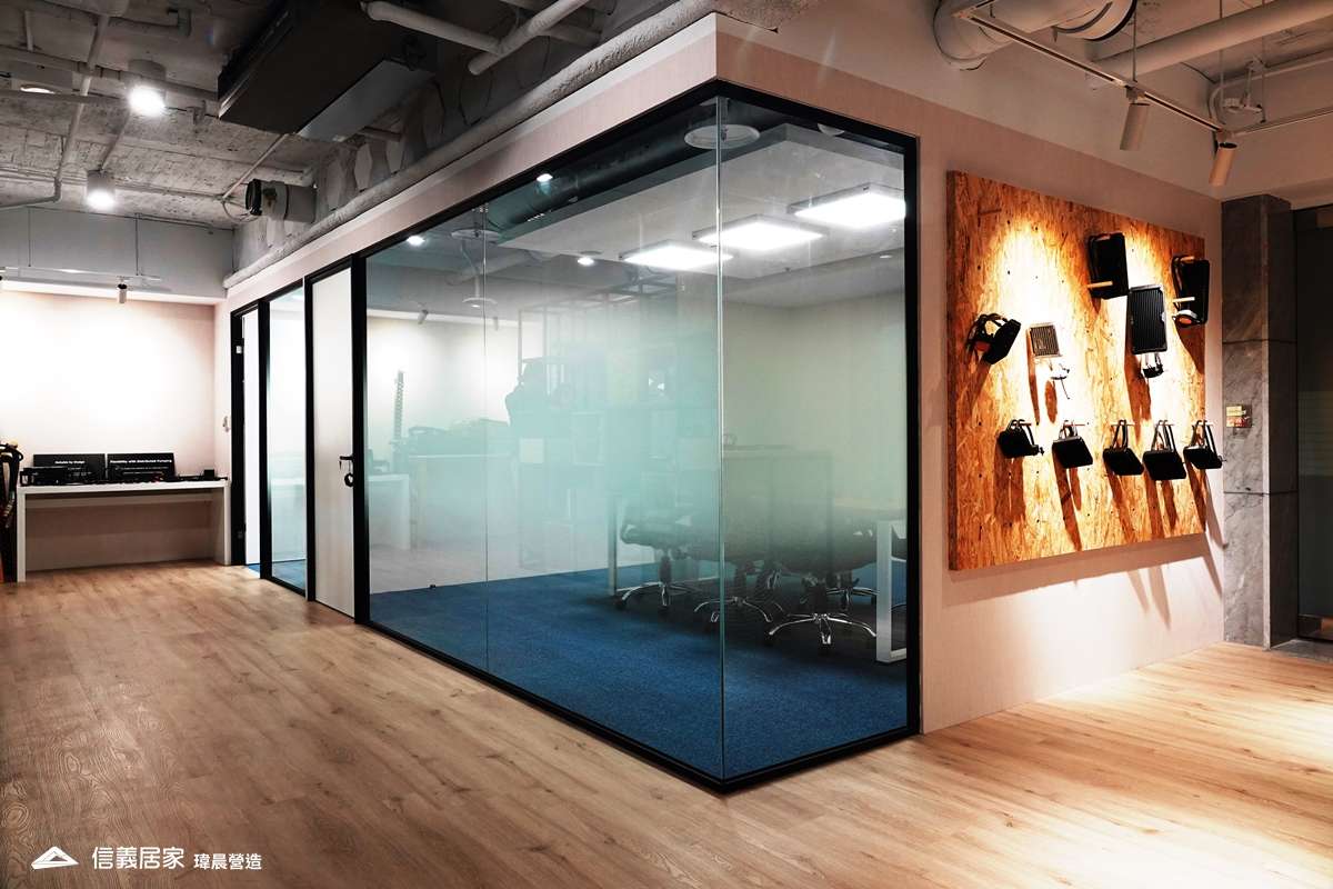 白色辦公室室內裝潢設計，包括烤漆玻璃裝潢圖片