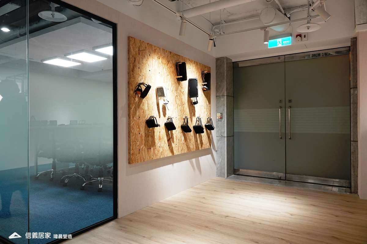 白色辦公室室內裝潢設計，包括展示櫃、烤漆玻璃裝潢圖片