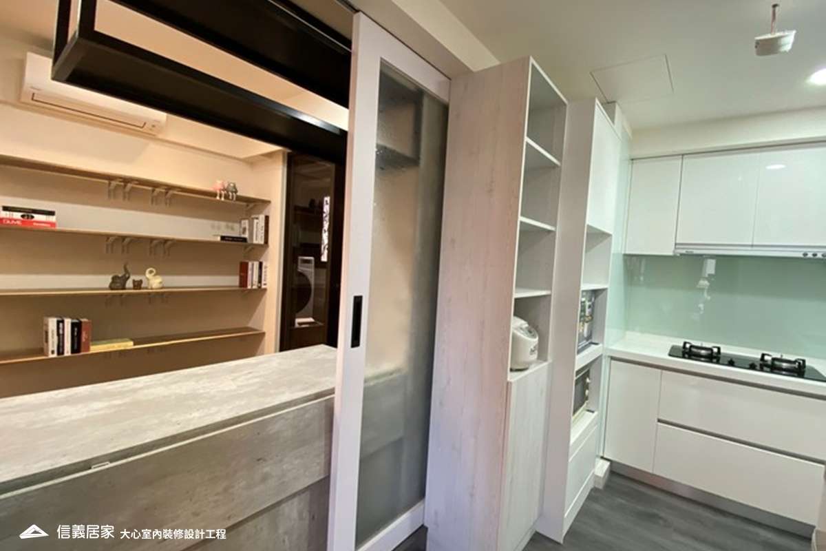 白色廚房室內裝潢設計，包括收納櫃、矮櫃、置物櫃裝潢圖片
