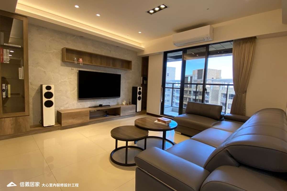 白色客廳室內裝潢設計，包括窗簾、茶几、電視牆、矮櫃、展示櫃、L型沙發、音響裝潢圖片