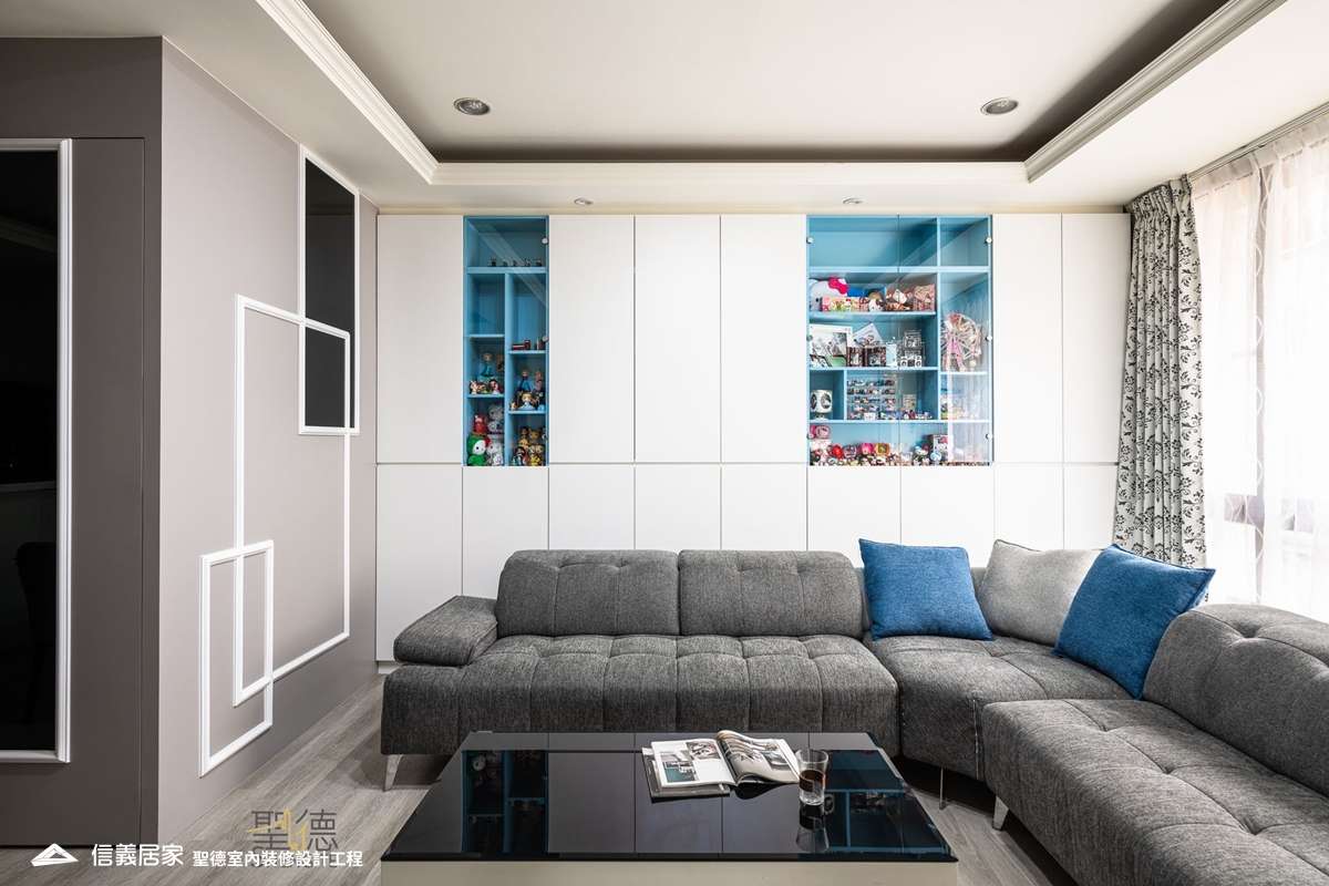 灰色客廳室內裝潢設計，包括窗簾、茶几、收納櫃、展示櫃、L型沙發、線板裝潢圖片