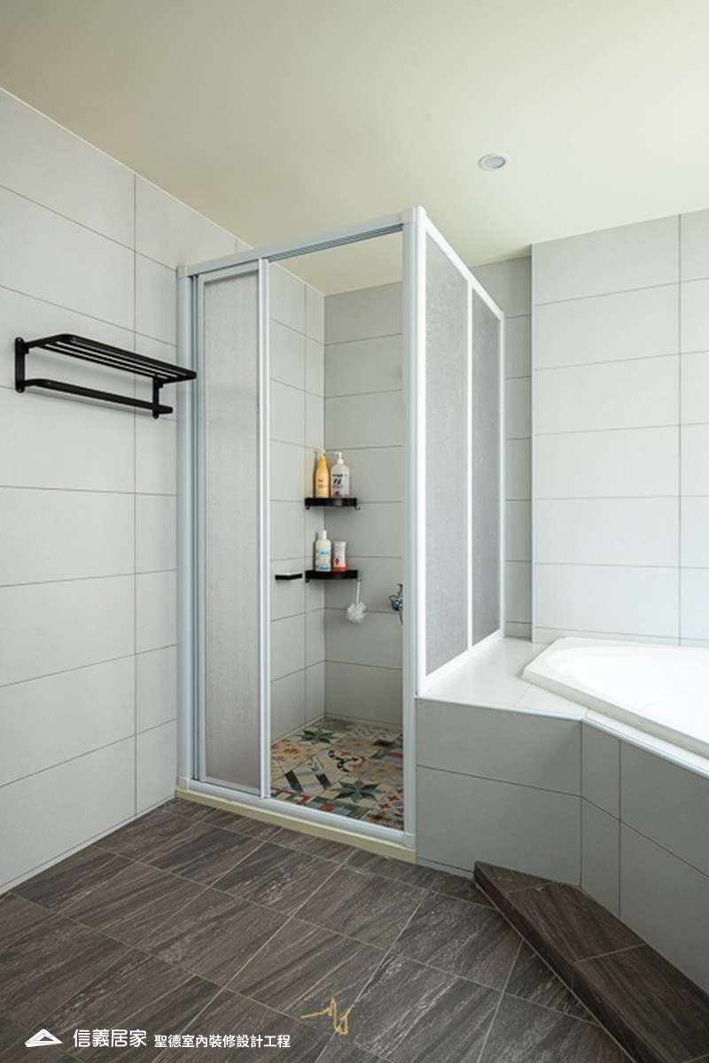 白色浴室,白色乾濕分離,白色淋浴間室內裝潢設計，包括淋浴/花灑、毛巾架裝潢圖片