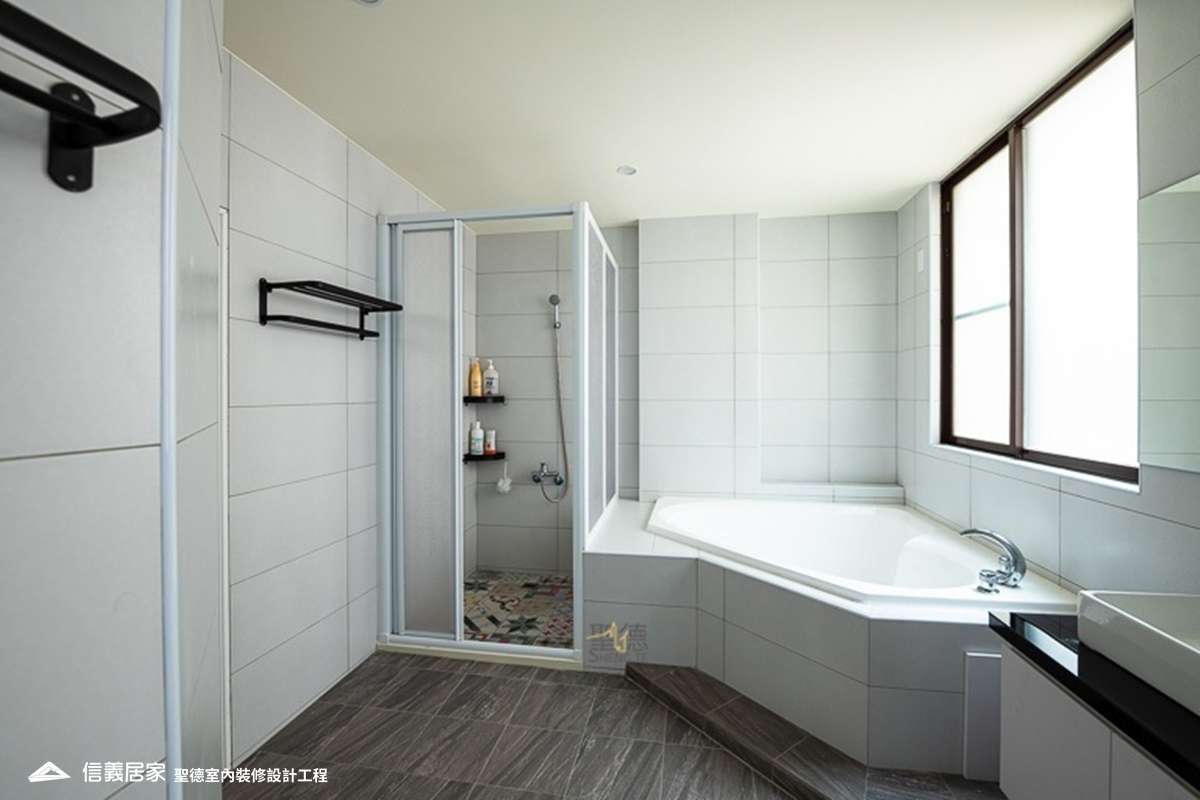 白色浴室,白色乾濕分離,白色淋浴間室內裝潢設計，包括淋浴/花灑、毛巾架、浴缸裝潢圖片