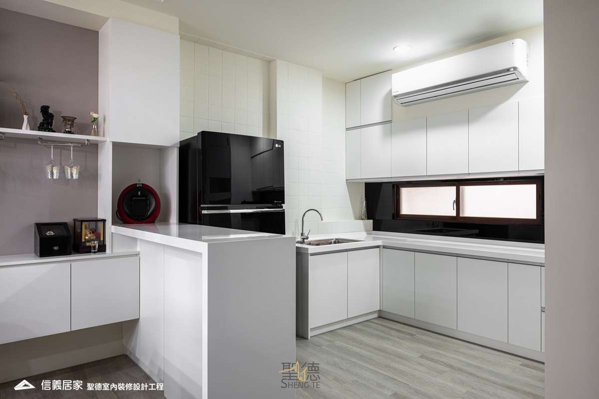 白色廚房室內裝潢設計，包括收納櫃、流理台、置物櫃裝潢圖片